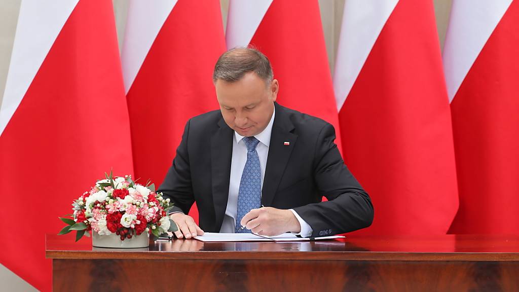 Polen Präsident Andrzej Duda unterzeichnet einen Vorschlag für eine Verfassungsänderung, wonach gleichgeschlechtliche Paare von der Adoption von Kindern ausgeschlossen werden sollen. Foto: Pawel Supernak/PAP/dpa