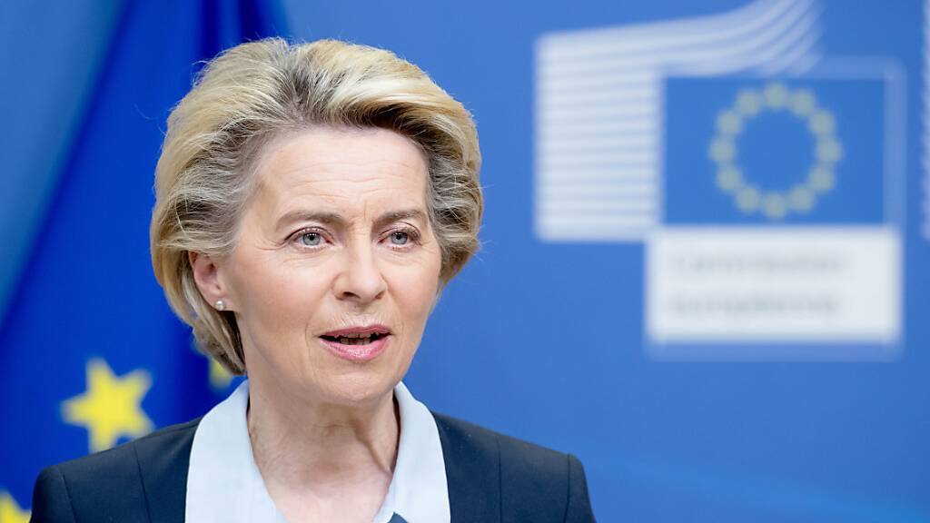 Ursula von der Leyen (CDU), Präsidentin der Europäischen Kommission, gibt im EU-Hauptquartier in Brüssel eine Presseerklärung ab.