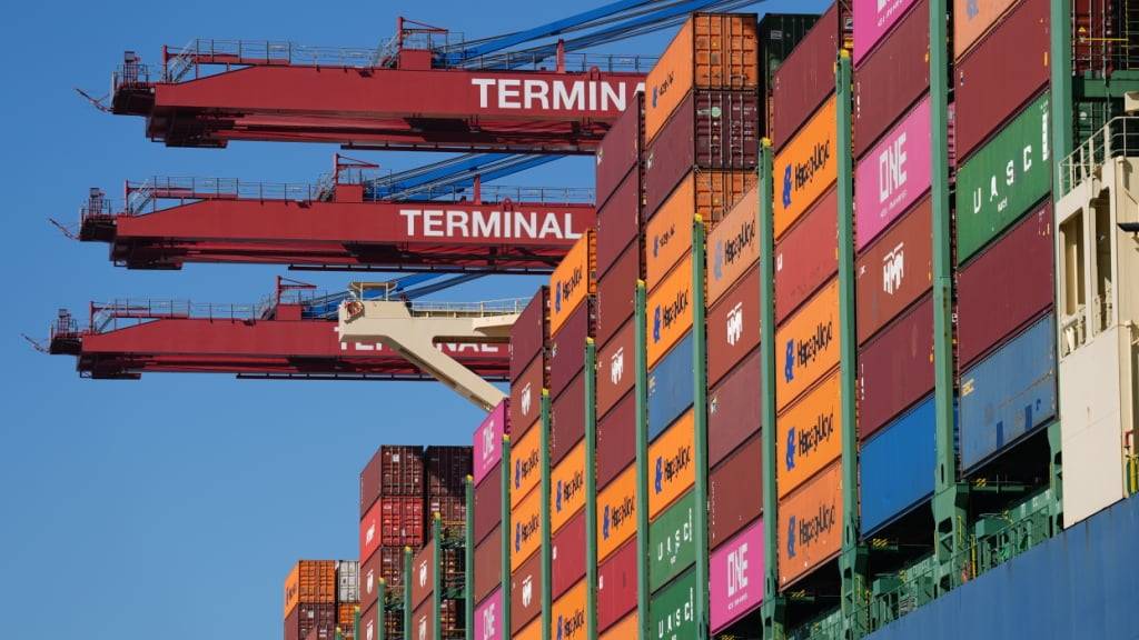 Im laufenden Jahr ist der Welthandel laut Allianz Trade noch durch vorgezogene Hamsterkäufe in den USA, die Verschiebung von Handelsströmen und hohe KI-Investitionen gestützt worden: Ein Containerschiff wird im Hamburger Hafen abgefertigt. (Archivbild)