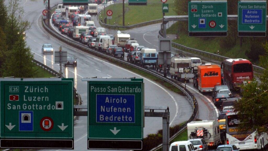 Auch vor dem Gotthard-Südportal kommt es regelmässig zu längeren Staus. (Archivbild)
