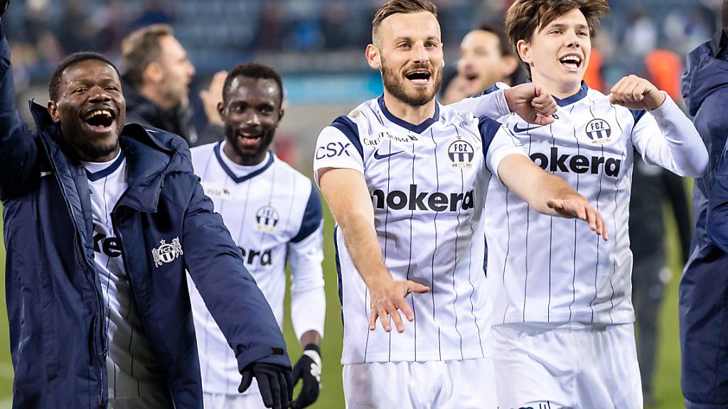 Der FC Zürich bejubelt den Sieg gegen Luzern. Die Fans verhielten sich im Stadion mehrheitlich gesittet. Vor dem Spiel musste die Polizei aber Gummischrot einsetzen.