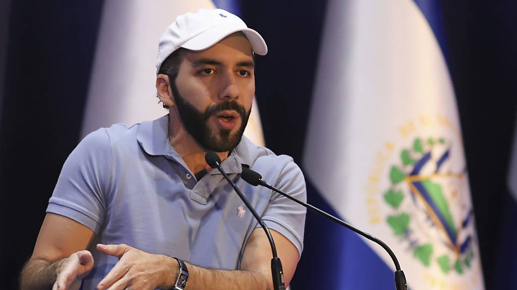 Nayib Bukele (l), Präsident von El Salvador, spricht während einer Pressekonferenz nach der Stimmabgabe bei den Parlamentswahlen. El Salvadors umstrittener Präsident Nayib Bukele steht vor einem klaren Sieg bei der Präsidenten- und Parlamentswahl in dem mittelamerikanischen Land - obwohl ihm eine zweite Amtszeit gemäß Verfassung gar nicht gestattet wäre. Foto: Salvador Melendez/AP