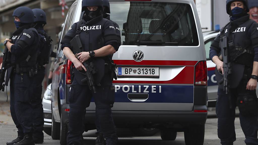 Polizisten am Tag nach dem Anschlag an einem der Tatorte. Foto: Matthias Schrader/AP/dpa