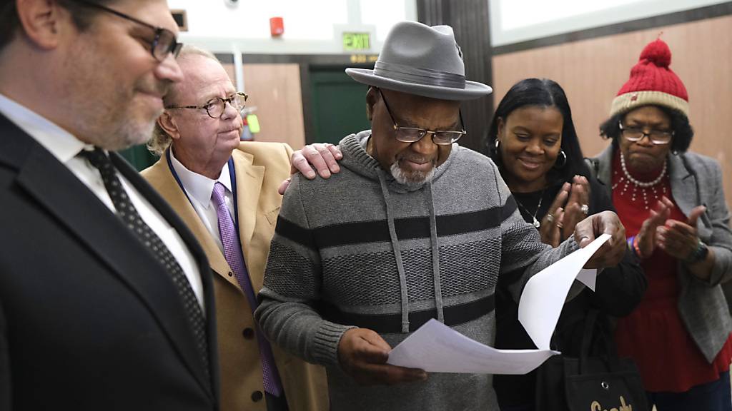 dpatopbilder - Glynn Simmons (M) liest den Gerichtsbeschluss. Foto: Doug Hoke/The Oklahoman via AP/dpa - ACHTUNG: Nur zur redaktionellen Verwendung und nur mit vollständiger Nennung des vorstehenden Credits