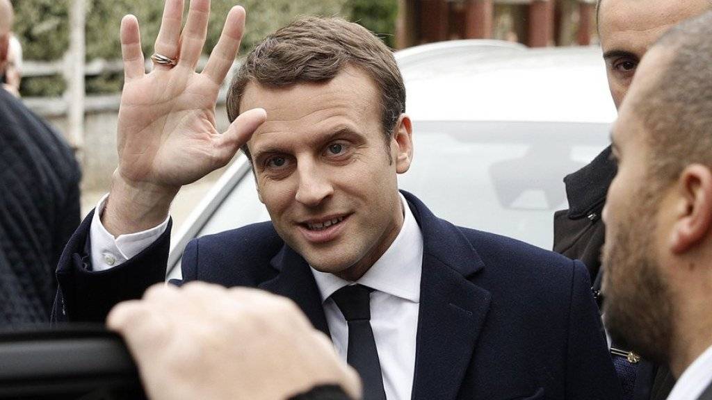 Er gilt als aussichtsreicher Kandidat für die Präsidentschaft in Frankreich: Emmanuel Macron, hier nach seiner Stimmabgabe in Le Touquet.