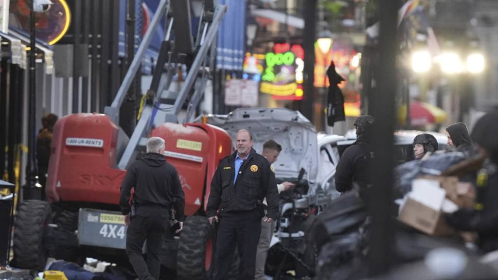 Rettungskräfte betreten den Tatort auf der Bourbon Street, nachdem ein Fahrzeug in eine Menschenmenge auf der Canal und Bourbon Street in New Orleans gefahren ist. Foto: Gerald Herbert/AP/dpa