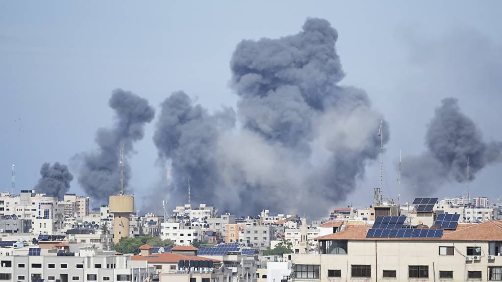 Rauch steigt von einer Explosion auf, die durch einen israelischen Luftangriff im Gazastreifen verursacht wurde. Foto: Hatem Moussa/AP/dpa
