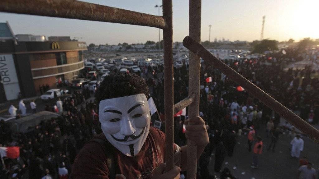 Ein Regierungsgegner mit einer Guy-Fawkes-Maske an einer Kundgebung im Jahr 2013 nahe Manama, Bahrain (Archiv)