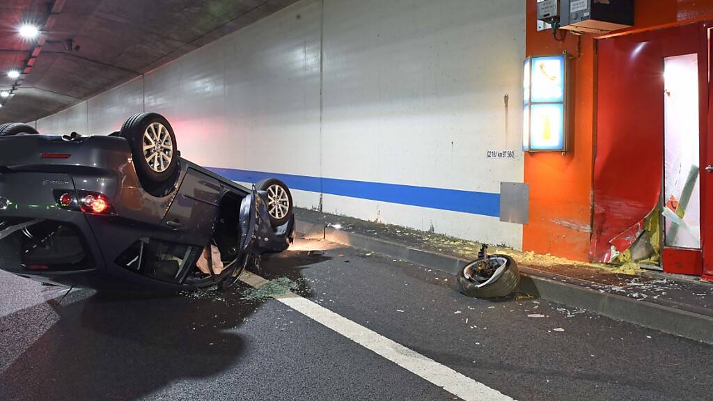 Auto landet nach Unfall in Kriens LU auf Dach - vier Verletzte