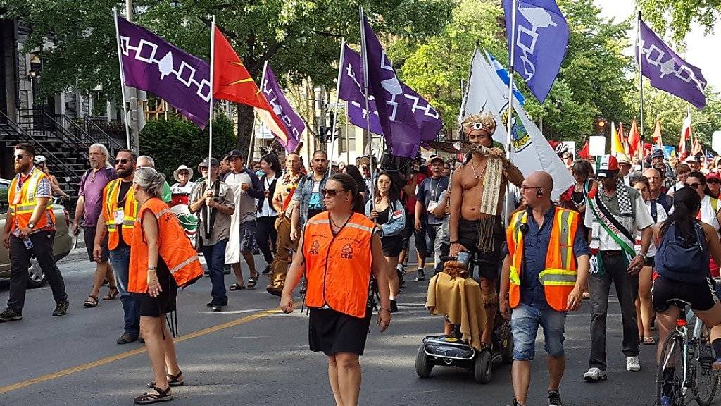 Vertreter von Ureinwohnern führen den Demonstrationszug anlässlich des Weltsozialforums in Montréal an.