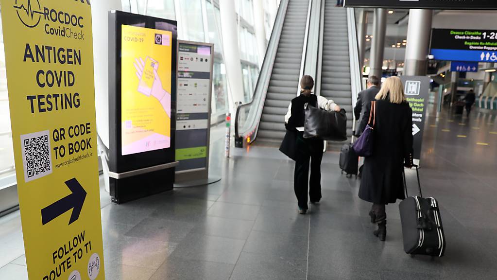 ARCHIV - Schilder weisen den Weg zu einer Corona-Teststation am Terminal 2 auf dem Flughafen Dublin. Trotz eines Urlaubs-Verbots wegen der Corona-Pandemie sind Medienberichten zufolge Tausende Iren ins Ausland geflogen. Foto: Brian Lawless/PA Wire/dpa
