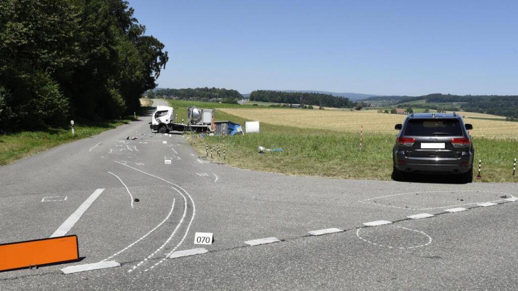 Bei einer Kreuzung in Oerlingen stiess der Lieferwagen aus noch ungeklärten Gründen mit einem Auto zusammen. Der 21-jährige Lieferwagenfahrer wurde mittelschwer verletzt.
