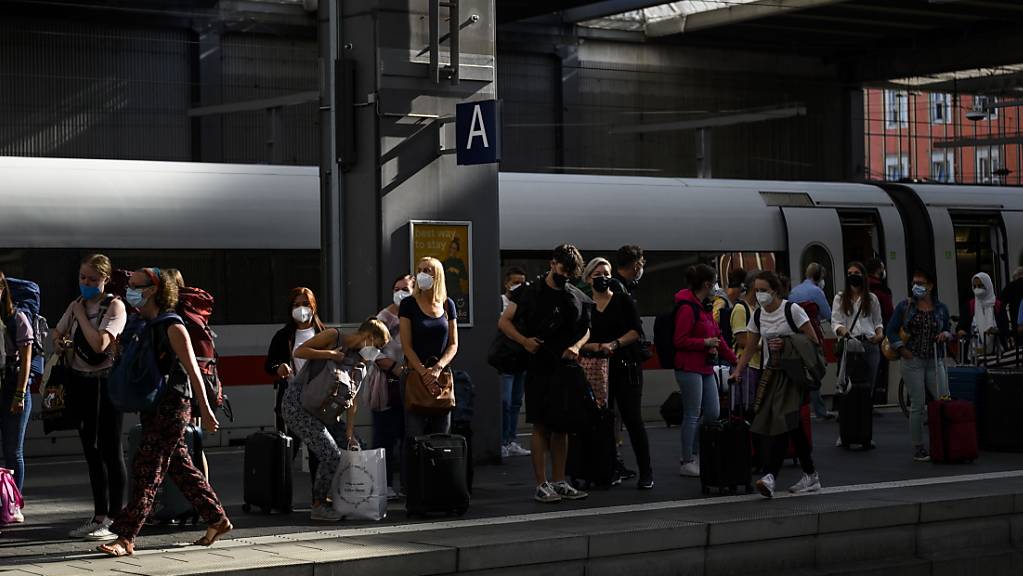 Passagiere am Hauptbahnhof in München. (Archivbild)