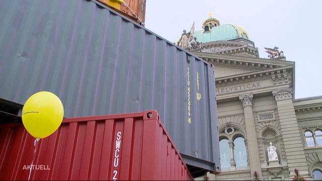 18 Frachtcontainer auf dem Bundesplatz