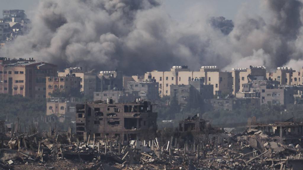 Rauch steigt nach einem israelischen Luftangriff im Gazastreifen auf, vom Süden Israels aus gesehen. Foto: Leo Correa/AP/dpa