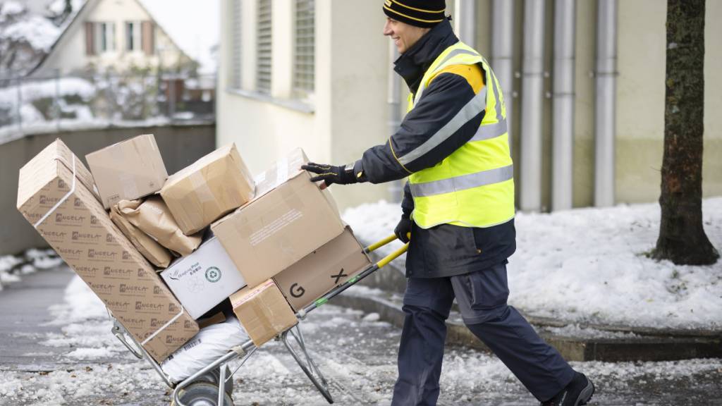 Die Post soll sich von überholten politischen Vorgaben befreien. Das fordert die Denkfabrik Avenir Suisse. (Archivbild)