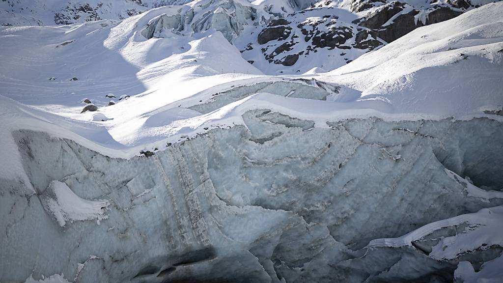 Messungen lassen 2024 geringere Massenverluste der Gletscher erwarten: Berggänger auf dem Morteratschgletscher GR. (Archivbild)