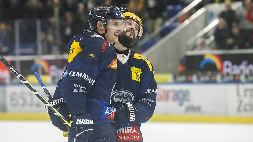 Ambris Dominik Kubalik (links) lässt sich nach dem 3:2 feiern