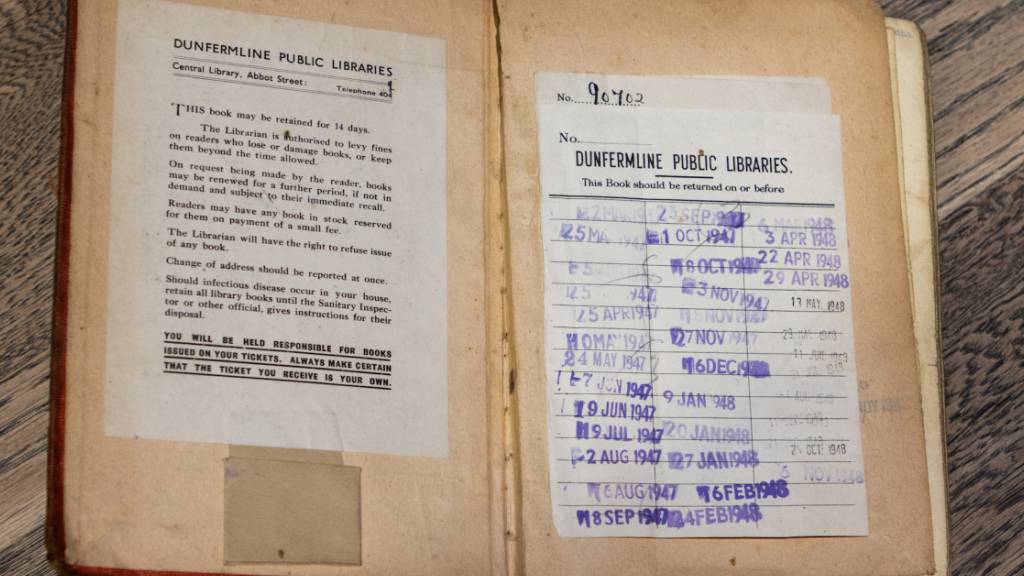 HANDOUT - Dieses aus einer Bibliothek ausgeliehene Buch wurde mehr als 73 Jahre zu spät zurückgegeben. Foto: Onfife/PA Media/dpa - ACHTUNG: Nur zur redaktionellen Verwendung im Zusammenhang mit der aktuellen Berichterstattung und nur mit vollständiger Nennung des vorstehenden Credits