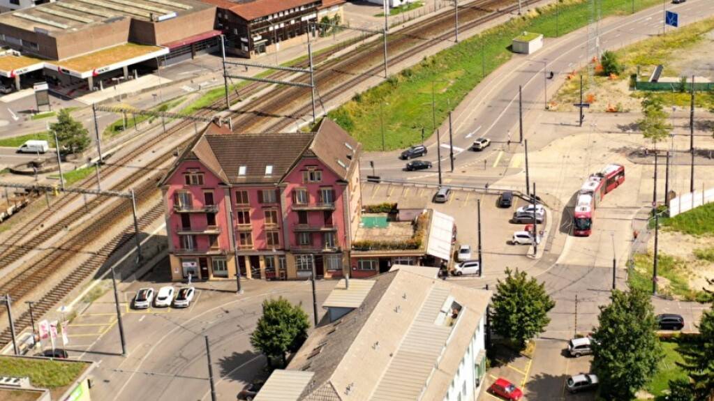 Die Strasse führt heute in einem S vom Bahnhof Emmenbrücke zum Seetalplatz.