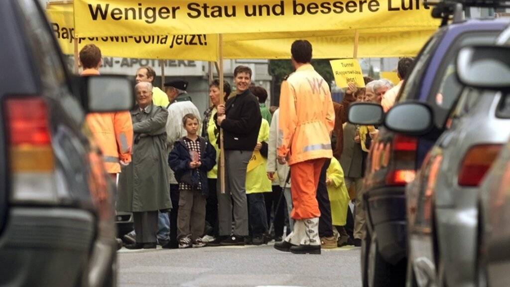 Bereits im Oktober 2000 demonstrierten rund 300 Personen in Rapperswil für einen Stadttunnel. (Archivbild)
