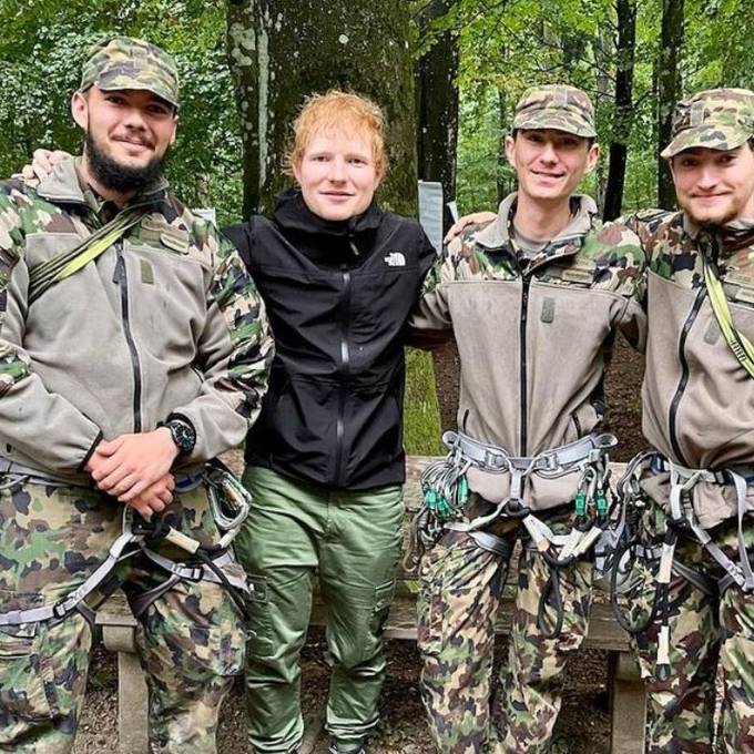 Ed Sheeran stolpert in Übung der Schweizer Armee