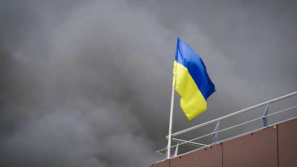 Immerhin 12 Prozent in der Schweiz befürworten Kampfeinsätze von Schweizer Soldaten in der Ukraine. (Archivbild mit ukrainischer Flagge)