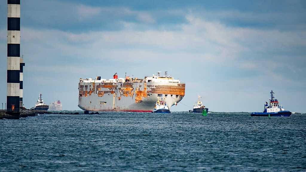 dpatopbilder - Der Autofrachter «Fremantle Highway» ist nach zwei Tagen Fahrt in Rotterdam angekommen. An dem Schiff werden nun Reparaturarbeiten durchgeführt. Vor zwei Monaten ist auf dem Frachter ein Feuer ausgebrochen. Foto: Marco Hoope/ANP/dpa