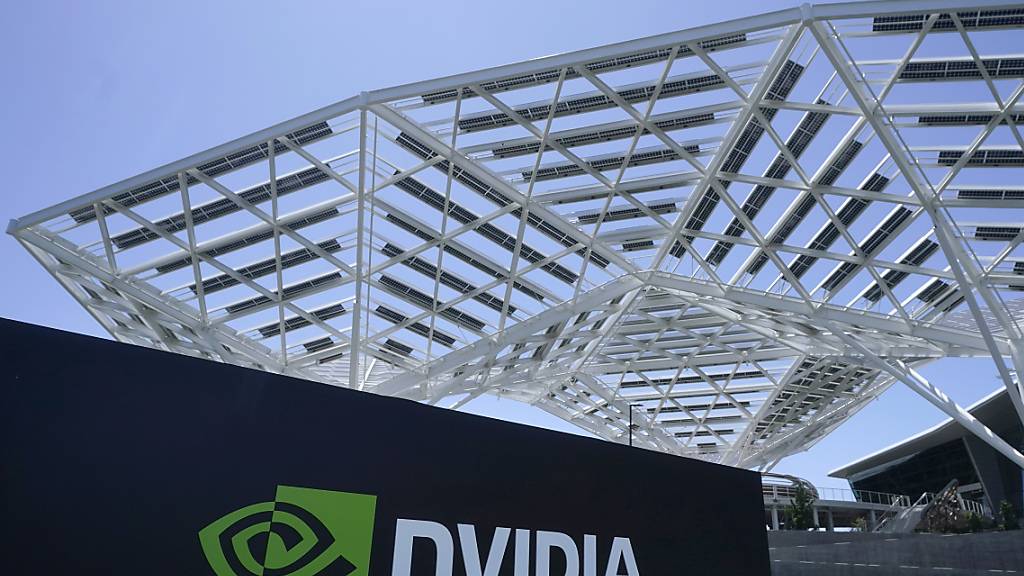 Der KI-Boom lässt das Geschäft des Chipkonzerns Nvidia explosiv wachsen. Die Firma aus dem Silicon Valley hat im vergangenen Quartal den Umsatz im Jahresvergleich auf 13,5 Milliarden Dollar verdoppelt. (Archivbild)
