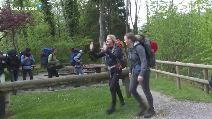 Jugendliche gehen zu Fuss von Sörenberg nach Küssnacht