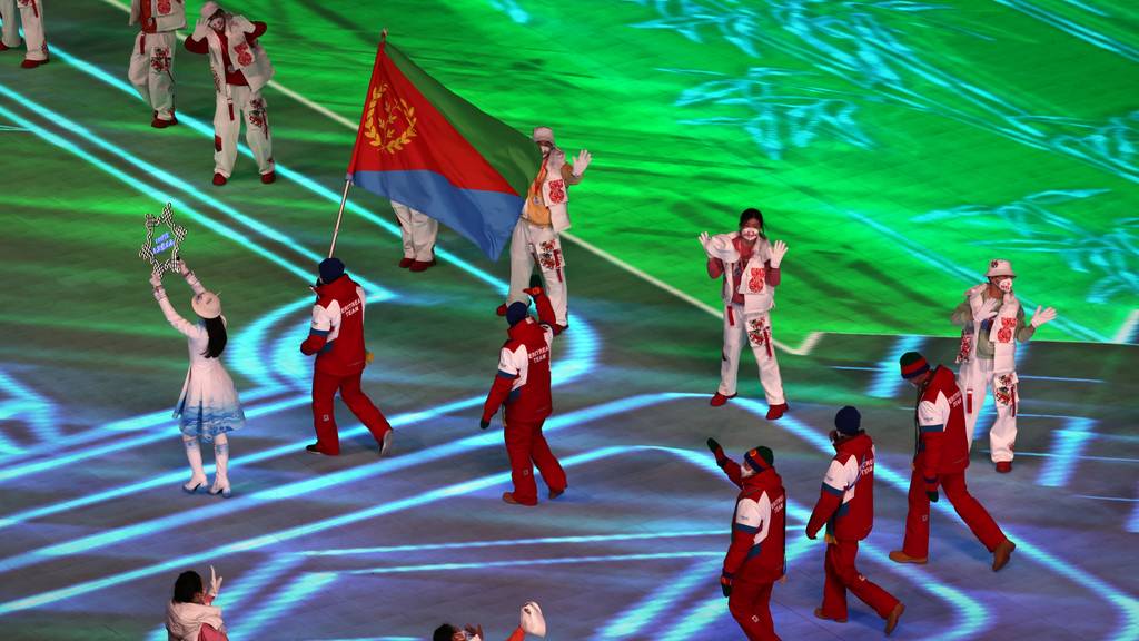 Wie bereits 2018 durfte der Skifahrer auch bei der Eröffnungsfeier in Peking die eritreische Flagge ins Stadion tragen.