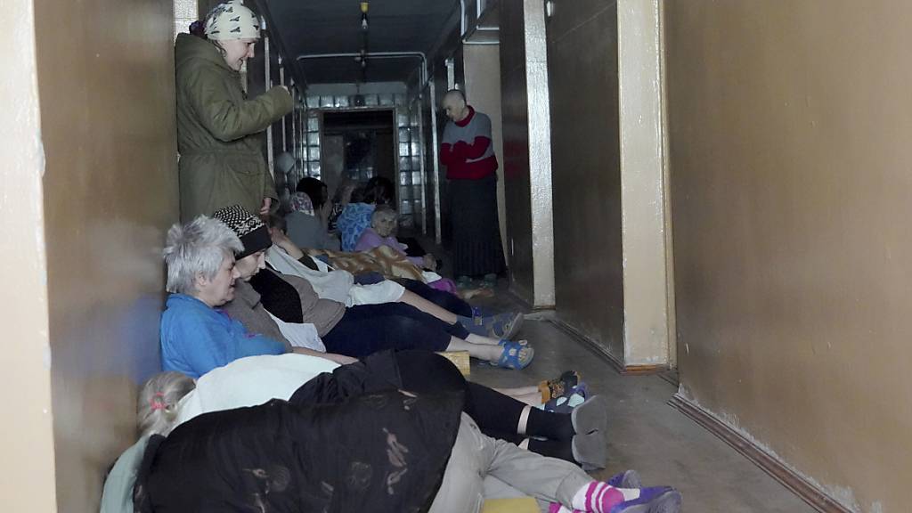 Patienten suchen Schutz nach einem russischen Angriff auf eine psychiatrische Klinik in Charkiw. Foto: Andrii Marienko/AP/dpa