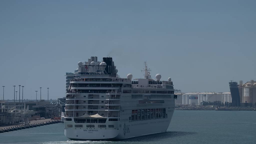 Das Kreuzfahrtschiff MSC Armonia verlässt den Hafen. Foto: David Zorrakino/EUROPA PRESS/dpa