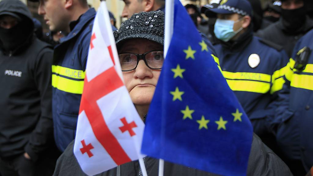 Umstrittene Georgien-Wahl: Parlament tagt ohne Opposition
