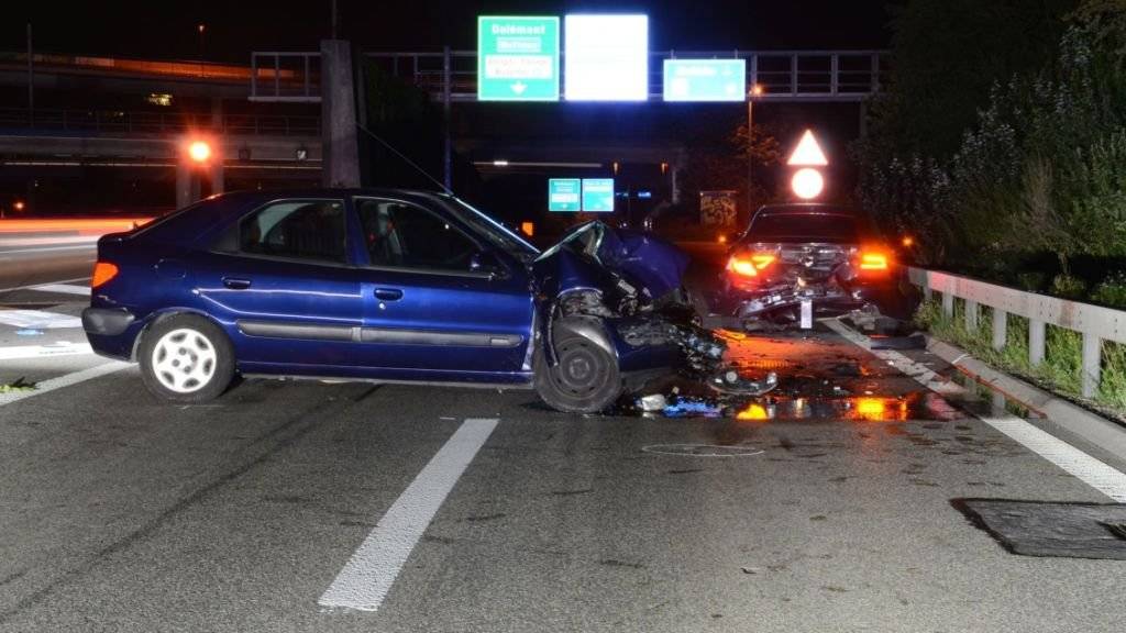 Der alkoholisierte Fahrer des blauen Autos prallte auf der A2 bei Muttenz in einen vor ihm fahrenden Wagen.