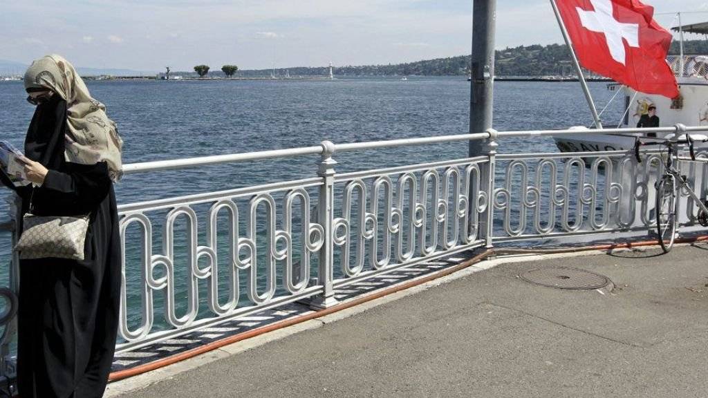 Einen solchen Anblick wollen sich laut einer Umfrage derzeit drei Viertel der Stimmenden künftig ersparen: Eine verschleierte Touristin an der Seepromenade in Genf. (Archiv)