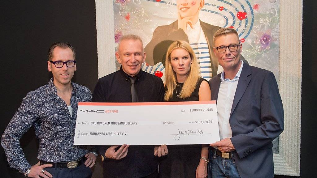 Jean Paul Gaultier (2.v.l.) übergab am Dienstag einen Scheck für die Münchner Aids-Hilfe (dpa).