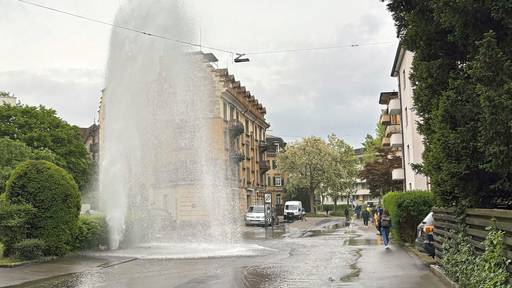 Hohe Wasserfontäne: Müllwagen fährt Hydrant in Winterthur um