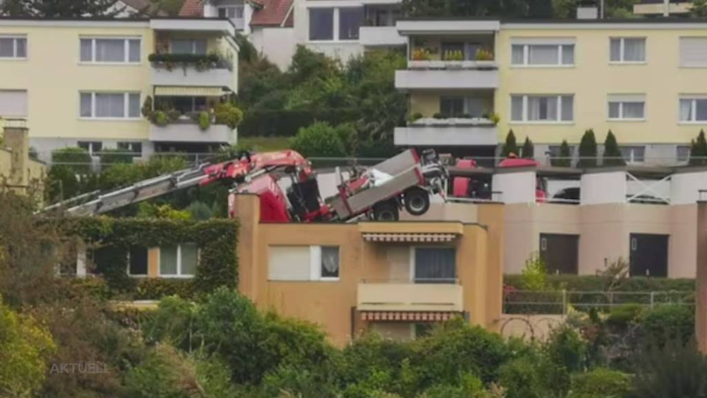 Schief gegangen: In Oetwil an der Limmat fiel ein Lastwagenkran auf ein Mehrfamilienhaus