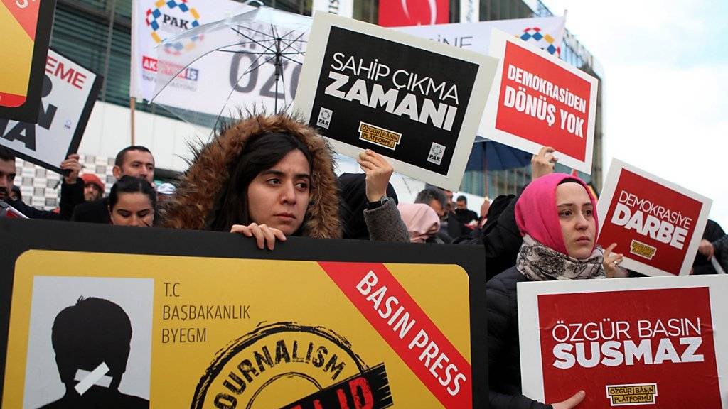 Tausende Demonstranten in Istanbul wehren sich gegen das Vorgehen gegen die Zeitung «Zaman».