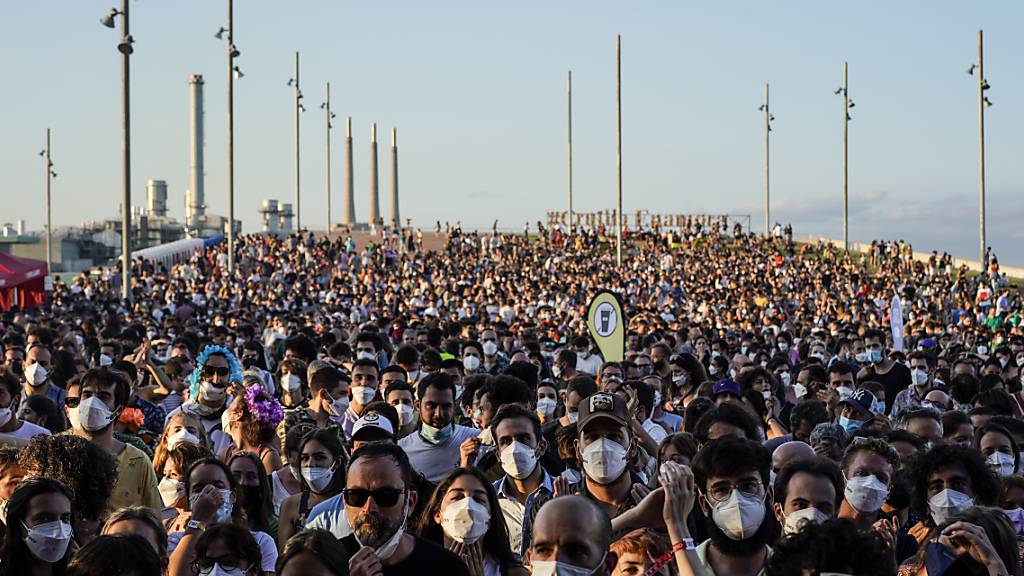 dpatopbilder - Menschen besuchen das Cruilla Musikfestival in Barcelona. Trotz Corona. Foto: Joan Mateu/AP/dpa