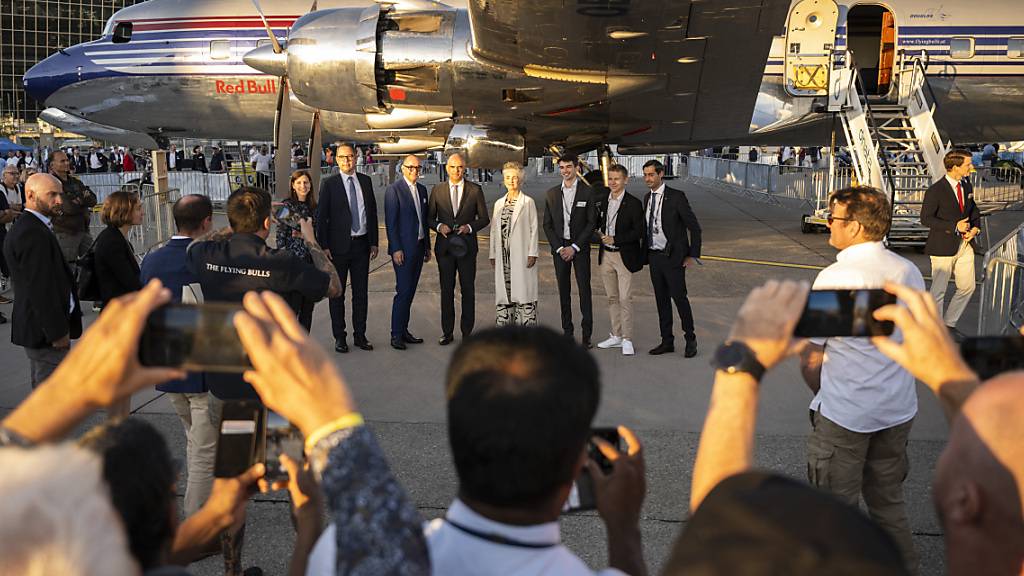 Bundespräsident Alain Berset (Mitte) posierte am Freitag für Selfies am Flughafenfest.