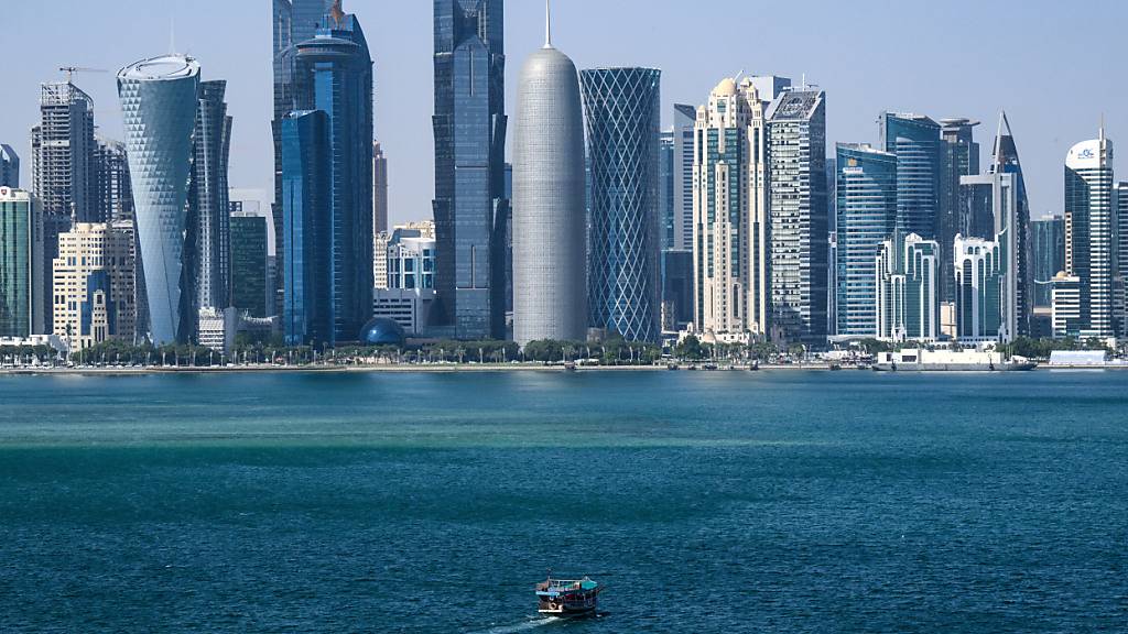 ARCHIV - Ein Boot fährt vor der Skyline von Doha (Katar) vorbei. Die Metropole am Persischen Golf wächst seit Jahrzehnten kontinuierlich. Foto: Bernd von Jutrczenka/dpa