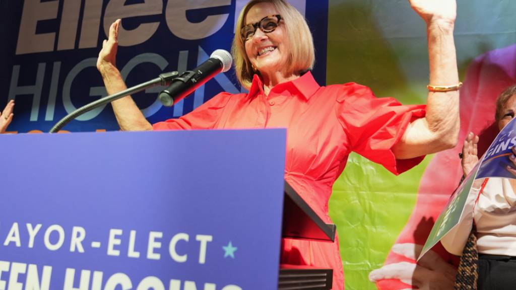 Die gewählte Bürgermeisterin von Miami, Eileen Higgins, feiert nach ihrem Sieg bei der Stichwahl zum Bürgermeisteramt von Miami auf einer Party. Foto: Lynne Sladky/AP/dpa