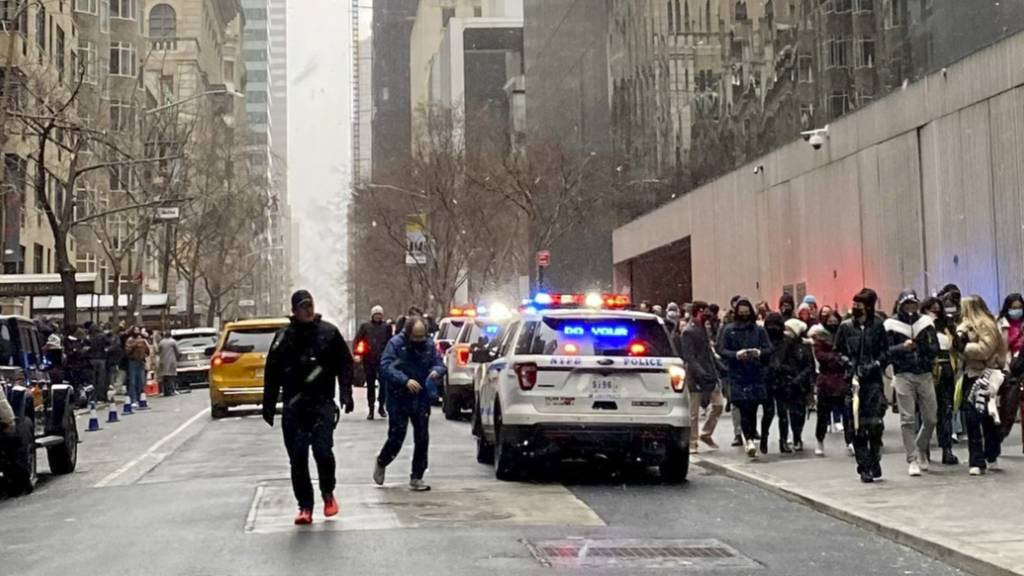 Auf diesem Foto eines Social-Media-Beitrags von Scott Cowdrey werden Menschen aus dem Museum of Modern Art (MoMa) geführt, wo am Samstag, 12. März 2022 ein Mann mit einem Messer auf zwei Kassen-Mitarbeiter eingestochen hat. Nach Mitteilung der New Yorker Polizei wurde ein Verdächtiger festgenommen. 