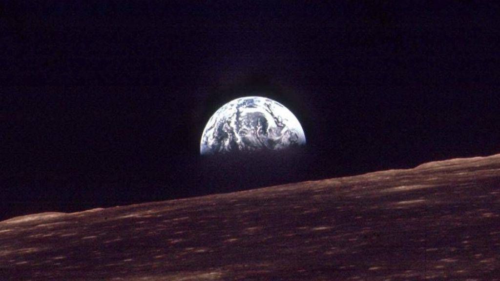 Die Erde, wie sie am 24. Dezember 1968 über dem Mondhorizont aufging, aufgenommen aus der Apollo 8. Deren Besatzung - Jim Lovell, Frank Borman und William Anders - waren die ersten Menschen, die Weihnachten im Weltall feierten, etwa 370 Kilometer über Meer. (Archivbild)