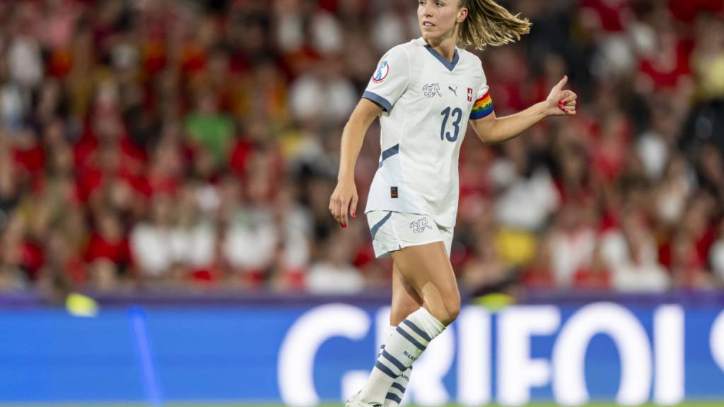 Daumen hoch für die Auslosung: Lia Wälti und die Schweiz sind in der Gruppe B2 der WM-Qualifikation der Favorit