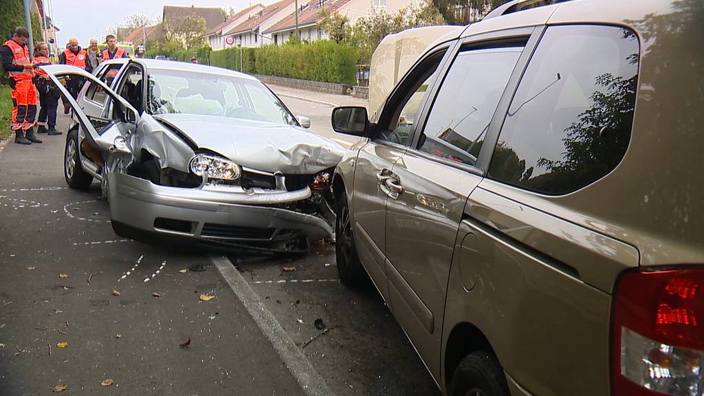 Schwerer Unfall in Oberweningen (ZH): 82-Jährige wollte aussteigen – dann wurde sie vom Auto erfasst