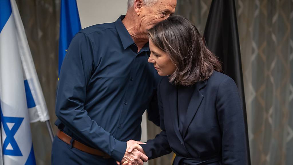 Annalena Baerbock (Bündnis90/Die Grünen), Außenministerin von Deutschland, wird von Benny Gantz, Minister ohne Geschäftsbereich in Netanjahus Kriegskabinett, begrüßt. Vor dem Hintergrund des Gaza-Krieges will Baerbock bei ihrer Reise Gespräche zur Befreiung der Hamas-Geiseln und zur humanitäre Hilfe für die Zivilbevölkerung in Gaza führen. Foto: Michael Kappeler/dpa