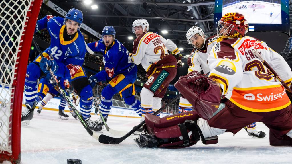 Tobias Geisser (links) bezwingt Servettes Goalie Stéphane Charlin bereits in der 4. Minute